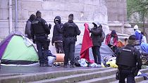 إجلاء المهاجرين من مخيم مؤقت في باريس، فرنسا 30 أبريل 2024.