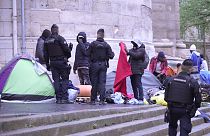 إجلاء المهاجرين من مخيم مؤقت في باريس، فرنسا 30 أبريل 2024.