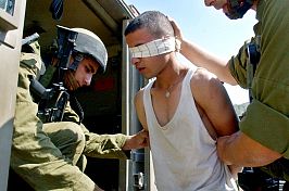 İsrail güvenlik güçlerince Batı Şeria'da gözaltına alınan bir Filistinli genç (arşiv)