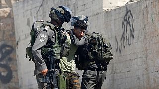 İsrail askerlerince Batı Şeria'da gözaltına alınan bir Filsitinli