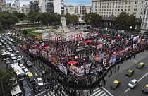  يتجمع المتظاهرون خارج الكونغرس في بوينس آيرس، الأرجنتين، 29 أبريل، 2024.