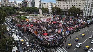  يتجمع المتظاهرون خارج الكونغرس في بوينس آيرس، الأرجنتين، 29 أبريل، 2024.