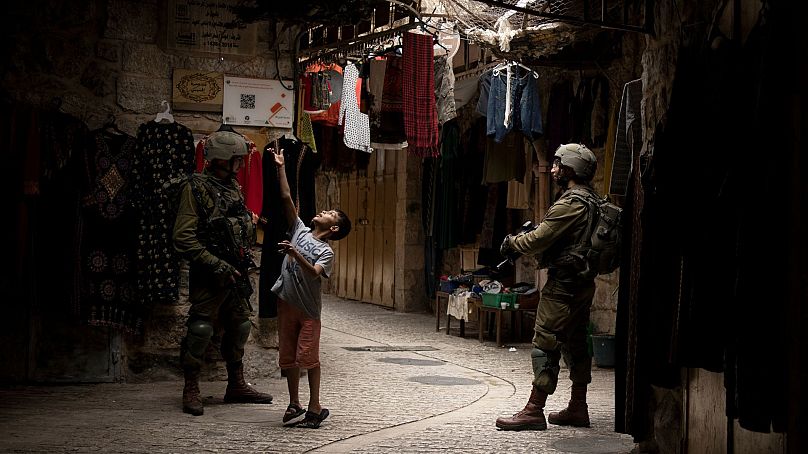 سربازان اسرائیلی در سوم اکتبر ۲۰۲۳ د یک بازار سرپوشیده در کرانه باختری
