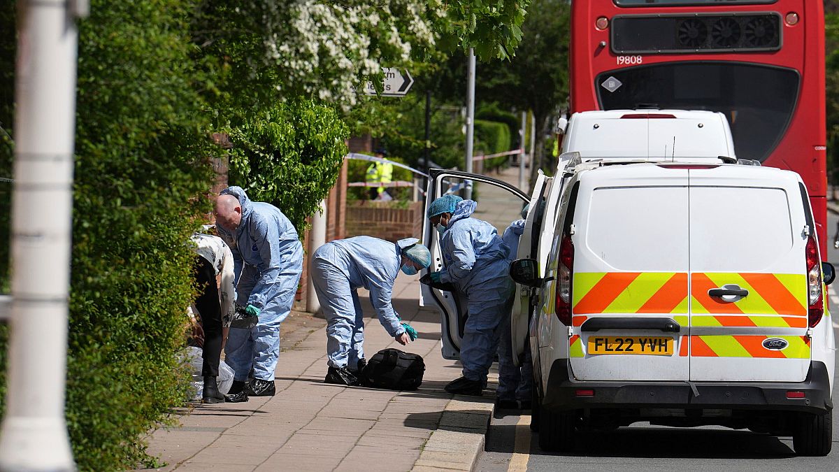 Мъж с меч уби 13-годишно в източен Лондон, други четирима са откарани в болница
