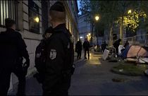 Полиция разгоняет лагерь беженцев перед мэрией Парижа, 30 апреля 2024.