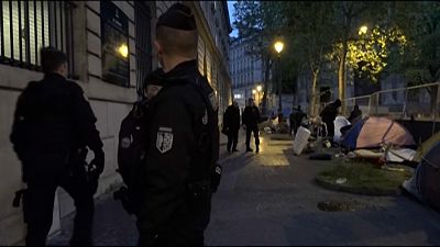 La Policía desaloja un campamento improvisado de solicitantes de asilo junto al Ayuntamiento de París