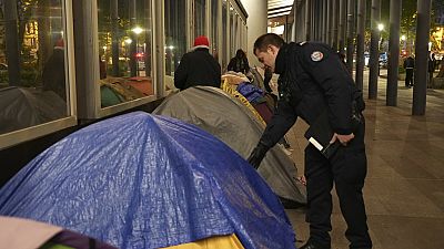 Die französische Polizei hat ein Flüchtlingslager neben dem Pariser Rathaus geräumt.