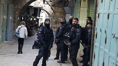 Kudüs'ün Eski Kent bölgesinde bekleyen İsrail güvenlik güçleri (arşiv) 