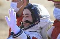 رائد الفضاء الصيني تانغ شنغ جيه عائدا من المهمة الفضائية المأهولة شنتشو-17 بعد هبوطها في موقع دونغفنغ في منطقة منغوليا الداخلية. 2024/04/30
