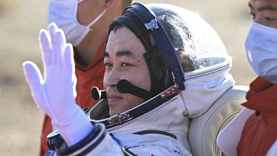 رائد الفضاء الصيني تانغ شنغ جيه عائدا من المهمة الفضائية المأهولة شنتشو-17 بعد هبوطها في موقع دونغفنغ في منطقة منغوليا الداخلية. 2024/04/30