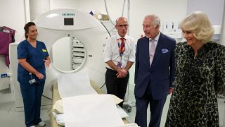 يصل ملك بريطانيا تشارلز الثالث لزيارة مركز ماكميلان للسرطان بمستشفى الكلية الجامعية في لندن، الثلاثاء 30 أبريل 2024. (سوزان بلونكيت، صورة المسبح عبر AP)