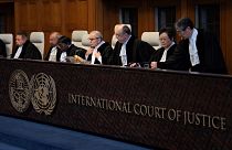 El juez presidente Nawaf Salam, cuarto desde la derecha, abre la sesión judicial de la Corte Internacional de Justicia en La Haya, Países Bajos, el martes 30 de abril de 2024.