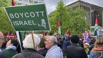 متظاهرون يطالبون بمقاطعة إسرائيل خلال الألعاب الأولمبية يتظاهرون أمام مقر اللجنة المنظمة لأولمبياد باريس. 2024/04/30