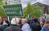 متظاهرون يطالبون بمقاطعة إسرائيل خلال الألعاب الأولمبية يتظاهرون أمام مقر اللجنة المنظمة لأولمبياد باريس. 2024/04/30