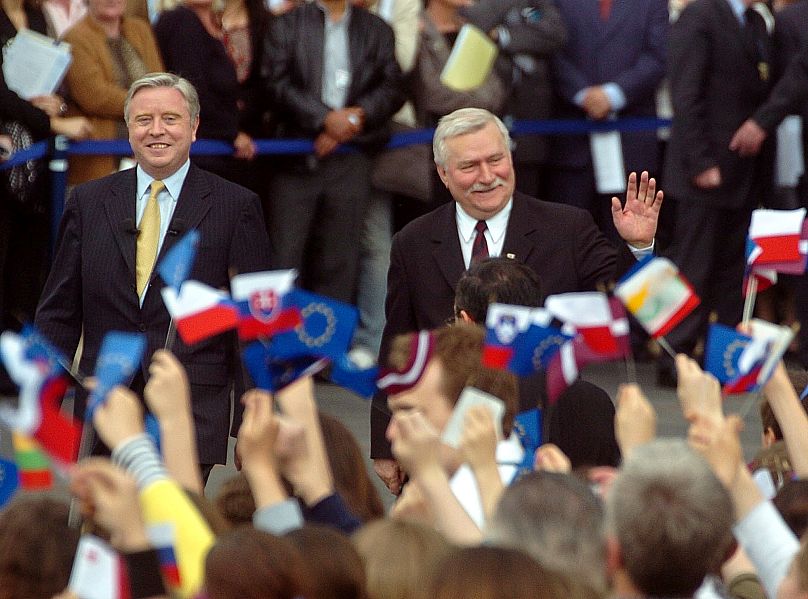 رئیس جمهور سابق لهستان (سمت راست) و پت کاکس، رئیس ایرلندی پارلمان اروپا برای مراسم گسترش اتحادیه اروپا در تایخ ۳ می ۲۰۰۴ وارد پارلمان اروپا در استراسبورگ فرانسه شدند.
