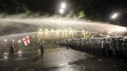 La Policía dispersa a los manifestantes con cañones de agua en una protesta contra la 'ley rusa' en Tiflis (Georgia) en la madrugada de este miércoles 1 de mayo