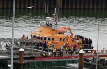 Un groupe de personnes soupçonnées d'être des migrants est amené à Douvres par les forces frontalières à la suite d'un incident impliquant un petit bateau dans la Manche le 23 avril 2024