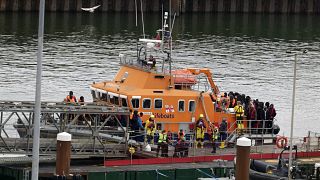 Un groupe de personnes soupçonnées d'être des migrants est amené à Douvres par les forces frontalières à la suite d'un incident impliquant un petit bateau dans la Manche le 23 avril 2024