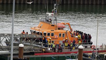 Eine Gruppe von Menschen, von denen angenommen wird, dass es sich um Migranten handelt, wird von der Border Force nach einem kleinen Bootsunfall im Ärmelkanal am 23. April 2024 nach Dover gebracht
