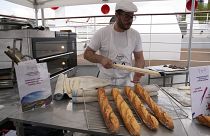 Der französische Bäcker Tony Dore bereitet Baguettes zu, wie sie während des serviert werden. Olympische Spiele, 30. April 2024