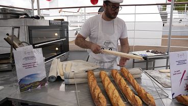 Il fornaio francese Tony Dore prepara le baguette, come quelle che verranno servite durante il. Giochi olimpici, 30 aprile 2024