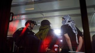 الشرطة تعتقل عددا من الطلاب 