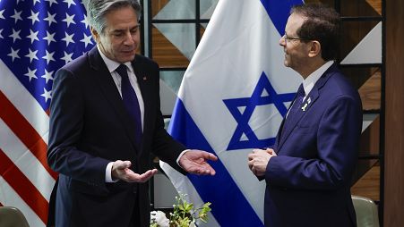وزير الخارجية الأمريكي أنتوني بلينكن، إلى اليسار، يلتقي بالرئيس الإسرائيلي إسحاق هرتسوغ في تل أبيب الأربعاء، 1 مايو/أيار