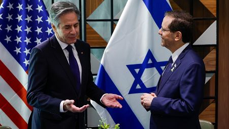 وزير الخارجية الأمريكي أنتوني بلينكن، إلى اليسار، يلتقي بالرئيس الإسرائيلي إسحاق هرتسوغ في تل أبيب الأربعاء، 1 مايو/أيار