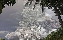  ثوران بركان جبل روانغ في جزيرة سولاويزي بإندونيسيا الثلاثاء 30 أبريل 2024