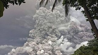  ثوران بركان جبل روانغ في جزيرة سولاويزي بإندونيسيا الثلاثاء 30 أبريل 2024