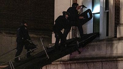 La Policía de Nueva York irrumpe en el campus de Columbia.