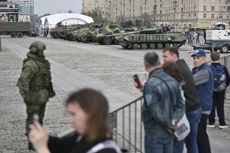 Resmi olarak açılmamış olsa da alana glen Rus vatandaşlar, sergilenen askeri araçların fotoğraflarını çekiyor