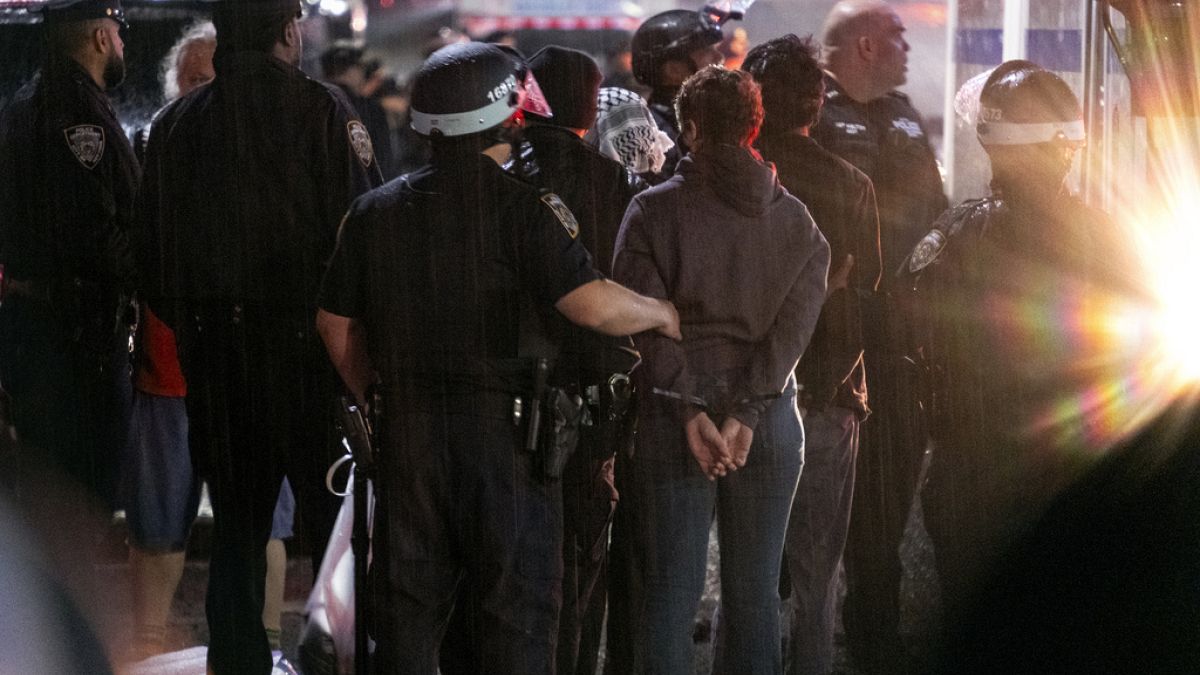 New York polisi, 30 Nisan 2024 salı günü New York'taki Columbia Üniversitesi kampüsünün yakınında insanları gözaltına alıyor