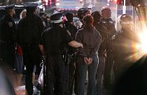 New York polisi, 30 Nisan 2024 salı günü New York'taki Columbia Üniversitesi kampüsünün yakınında insanları gözaltına alıyor