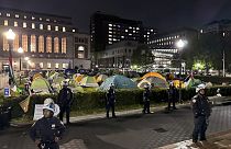 Rendőrök a Columbia Egyetem campusán a palesztinpárti tüntetők sátortábora előtt