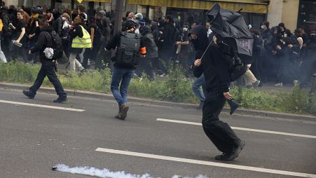 Полицейские применили слезоточивый газ во время первомайской демонстрации в Париже, 1 мая 2024 г.