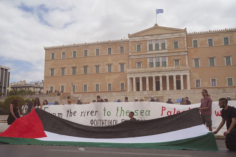 Гигантский палестинский флаг у здания парламента Греции: пропалестинские манифестанты присоединились к первомайскому митингу в Афинах, 1 мая 2024 г.
