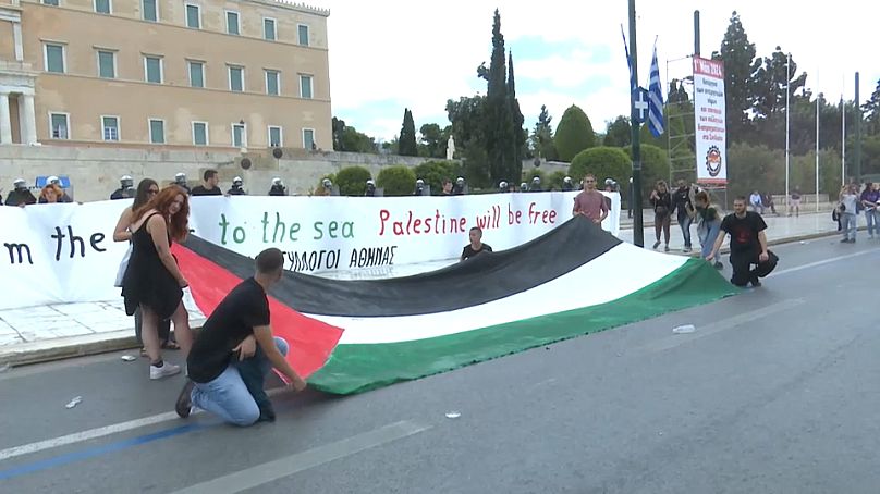 Los manifestantes extendieron una bandera palestina frente al Parlamento de Grecia