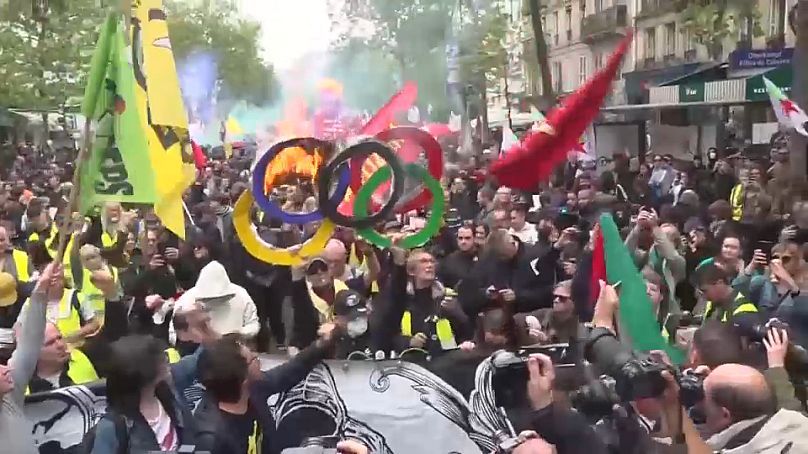 Queman los anillos olímpicos en una manifestación del Primero de Mayo en París