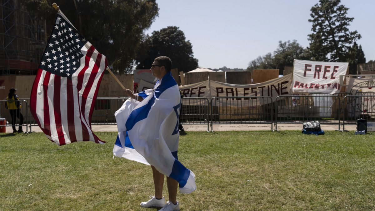 Clashes erupt between pro-Palestinian and pro-Israeli protesters at Los Angeles campus thumbnail