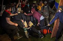 An der University of California in Los Angeles ist es zu gewalttätigen Zusammenstößen zwischen pro-palästinensischen und pro-israelischen Demonstranten gekommen. 