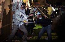 UCLA'da Filistin yanlısı bir kampta göstericiler çatıştı.