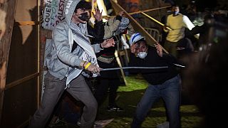 UCLA'da Filistin yanlısı bir kampta göstericiler çatıştı.