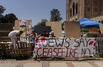 Manifestantes propalestinos refuerzan unas barricadas alrededor de su campamento en el campus de la Universidad de California en Los Ángeles (UCLA) el martes 30 de abril
