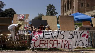 Manifestantes propalestinos refuerzan unas barricadas alrededor de su campamento en el campus de la Universidad de California en Los Ángeles (UCLA) el martes 30 de abril