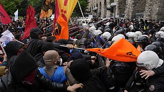 Polis Taksim'e yürümek isteyen kalabalığa Unkapanı'nda müdahale etti