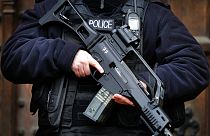 صورة من الارشيف- ضابط شرطة مسلح يحرس مبنى البرلمان في لندن، 14 أكتوبر 2016.