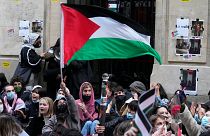 تظاهرات دانشجویان هوادار حقوق فلسطینی‌ها در برابر دانشگاه علوم سیاسی پاریس