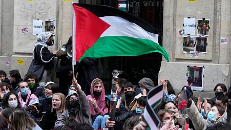 تظاهرات دانشجویان هوادار حقوق فلسطینی‌ها در برابر دانشگاه علوم سیاسی پاریس