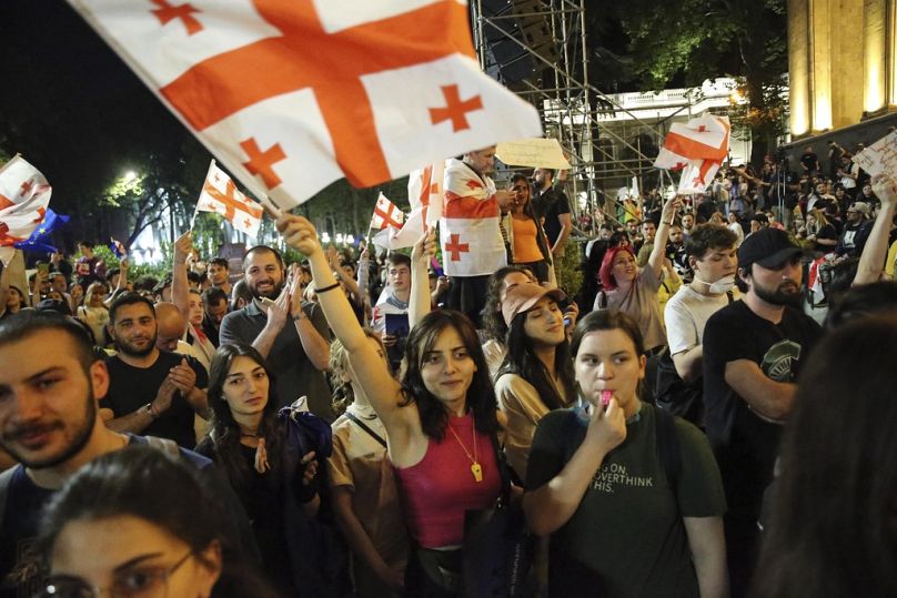 Gürcistan ve AB bayrakları taşıyan göstericiler yasa tasarısını protesto etti